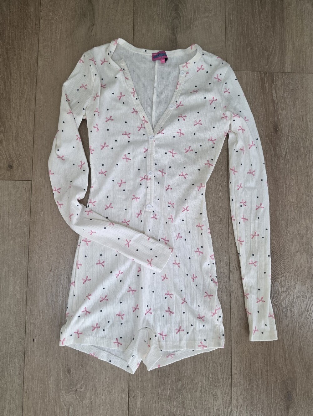 Women's White Long-Sleeve Romper Pajama with Pink Bow Print XS